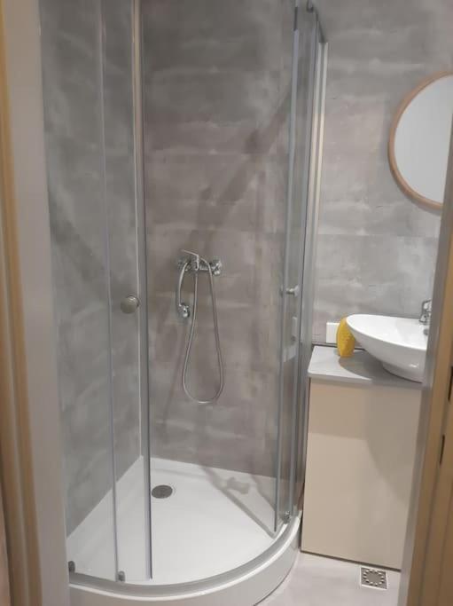 Апартаменты Apartament Komfortowy - W Pelni Wyposazony - Spaceapart Еленя-Гура Экстерьер фото